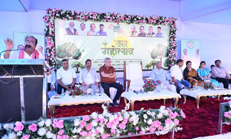वन महोत्सव में उप मुख्यमंत्री अरुण साव ने लगाया पौधा, ‘एक पेड़ मां के नाम’ अभियान में शामिल होने की अपील…. वन महोत्सव में उप मुख्यमंत्री अरुण साव ने लगाया पौधा, ‘एक पेड़ मां के नाम’ अभियान में शामिल होने की अपील….