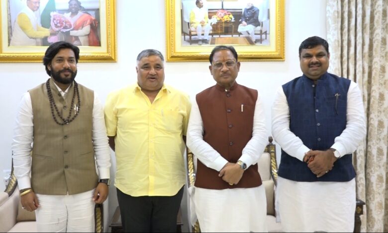 CG में मंत्रिमंडल विस्तार: गजेंद्र यादव, गुरु खुशवंत साहेब और राजेश अग्रवाल ने ली मंत्री पद की शपथ, मुख्यमंत्री विष्णुदेव साय ने दी बधाई CG में मंत्रिमंडल विस्तार: गजेंद्र यादव, गुरु खुशवंत साहेब और राजेश अग्रवाल ने ली मंत्री पद की शपथ, मुख्यमंत्री विष्णुदेव साय ने दी बधाई