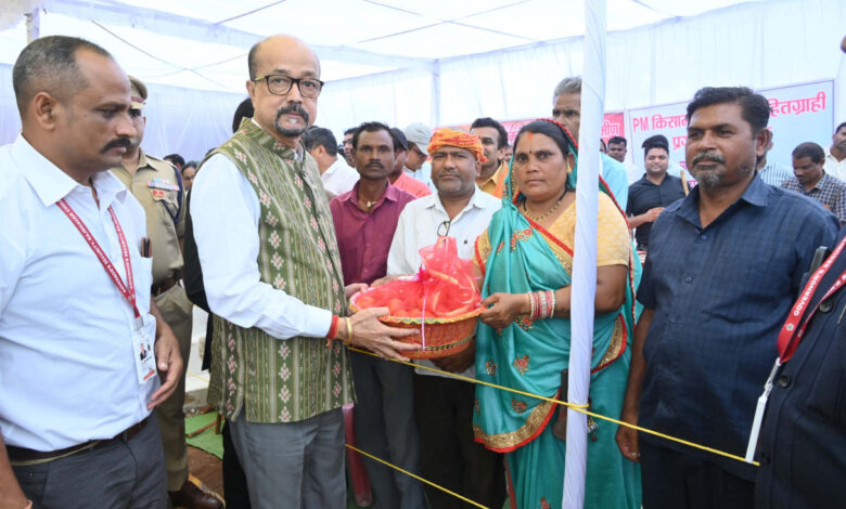 राज्यपाल रमेन डेका का खैरागढ़ प्रवास, चंदैनी गांव में ग्रामीणों ने किया पारंपरिक स्वागत…. राज्यपाल रमेन डेका का खैरागढ़ प्रवास, चंदैनी गांव में ग्रामीणों ने किया पारंपरिक स्वागत….