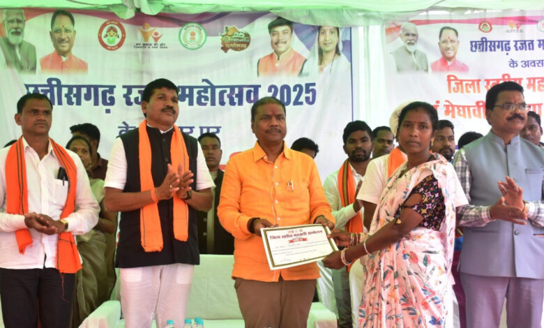 राज्य स्तरीय महतारी सम्मेलन में वन मंत्री कश्यप हुए शामिल… राज्य स्तरीय महतारी सम्मेलन में वन मंत्री कश्यप हुए शामिल…