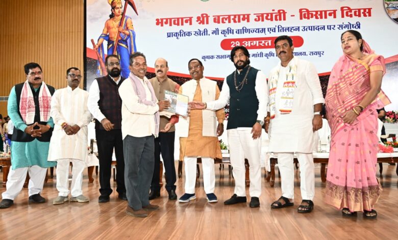 किसान समृद्ध होंगे तो देश खुशहाल होगा: कृषि मंत्री रामविचार नेताम… किसान समृद्ध होंगे तो देश खुशहाल होगा: कृषि मंत्री रामविचार नेताम…
