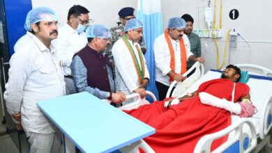 उपमुख्यमंत्री विजय शर्मा ने मेडिकल कॉलेज हॉस्पिटल पहुंच आईडी ब्लास्ट में घायल ग्रामीण और भालू के हमले में घायल जवान से भेंटकर पूछा स्वास्थ्य का हाल…. उपमुख्यमंत्री विजय शर्मा ने मेडिकल कॉलेज हॉस्पिटल पहुंच आईडी ब्लास्ट में घायल ग्रामीण और भालू के हमले में घायल जवान से भेंटकर पूछा स्वास्थ्य का हाल….