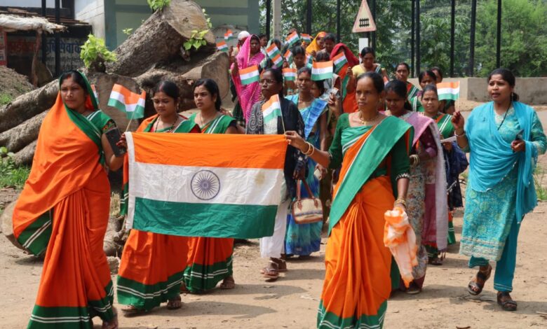 हर घर तिरंगा अभियान में गूंजा देशभक्ति का संदेश – बिहान दीदियों ने निकाली तिरंगा रैली…. हर घर तिरंगा अभियान में गूंजा देशभक्ति का संदेश – बिहान दीदियों ने निकाली तिरंगा रैली….