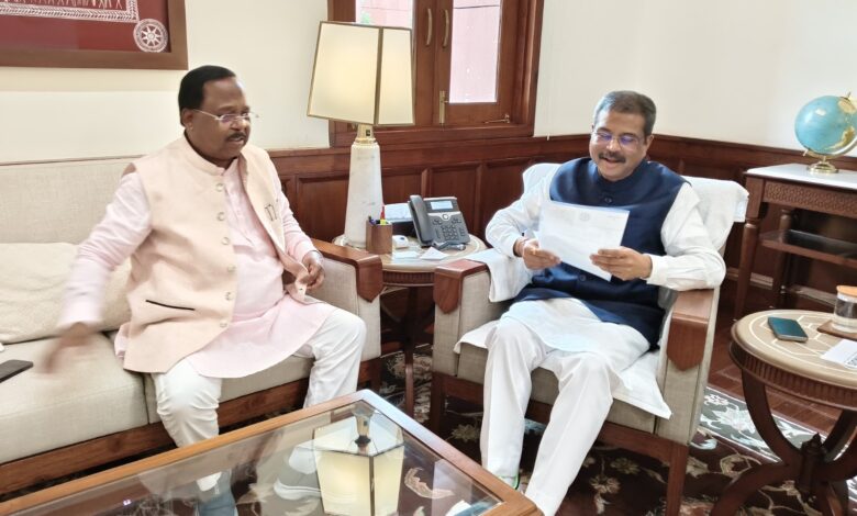रामानुजगंज में जल्द खुलेगा केंद्रीय विद्यालय, मंत्री रामविचार नेताम ने दिल्ली में की केंद्रीय शिक्षा मंत्री धमेंद्र प्रधान से मुलाकात…