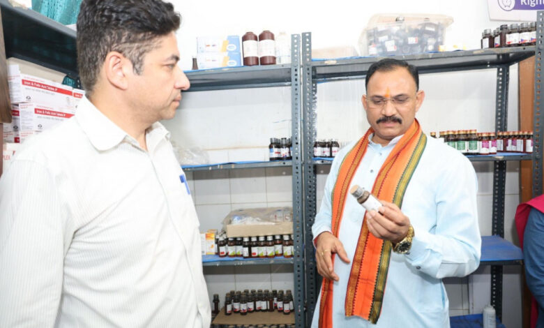 स्वास्थ्य मंत्री श्याम बिहारी जायसवाल ने किया बद्रीनाथ बघेल जिला अस्पताल का औचक निरीक्षण…..