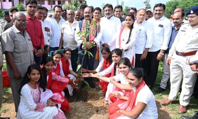 उप मुख्यमंत्री अरुण साव ने लोरमी में दीक्षारंभ कार्यक्रम में छात्रों को किया प्रेरित, वृक्षारोपण में भी लिया भाग… उप मुख्यमंत्री अरुण साव ने लोरमी में दीक्षारंभ कार्यक्रम में छात्रों को किया प्रेरित, वृक्षारोपण में भी लिया भाग…