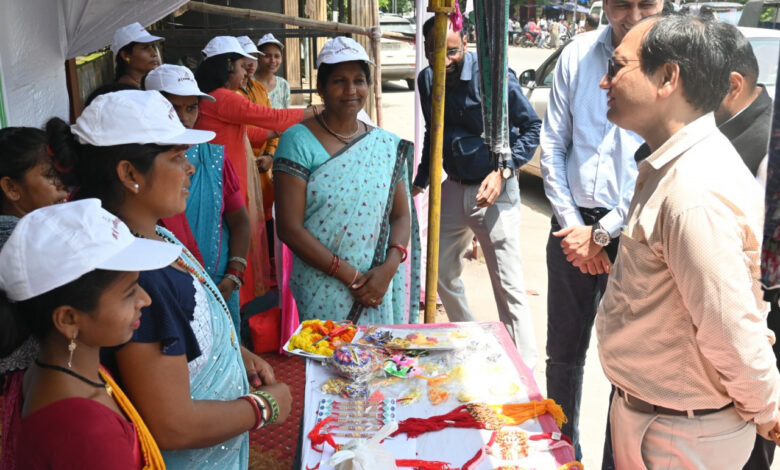 हर घर तिरंगा अभियान में दीदियों की स्वदेशी पहल: बिलासपुर में तीन दिवसीय तिरंगा बाजार का शुभारंभ…