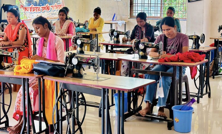 सुकमा में ‘नियद नेल्ला नार’ योजना बनी बदलाव का माध्यम,आत्मसमर्पित माओवादियों को मिल रहा नया जीवन,कौशल विकास प्रशिक्षण से बदल रही है बस्तर के युवाओं और महिलाओं की जिंदगी.. सुकमा में ‘नियद नेल्ला नार’ योजना बनी बदलाव का माध्यम,आत्मसमर्पित माओवादियों को मिल रहा नया जीवन,कौशल विकास प्रशिक्षण से बदल रही है बस्तर के युवाओं और महिलाओं की जिंदगी..