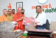 मुख्यमंत्री विष्णु देव साय से स्वामी श्री श्री वल्लभाचार्य जी महाराज ने की सौजन्य भेंट….