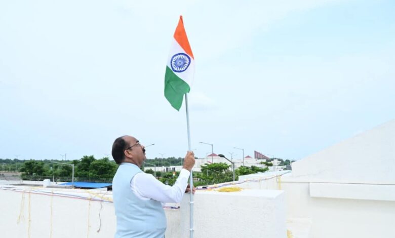 उप मुख्यमंत्री अरुण साव ने ‘हर घर तिरंगा’ अभियान के तहत अपने निवास पर लगाया तिरंगा…