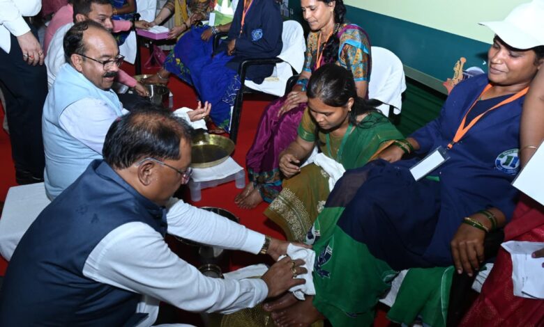 मुख्यमंत्री ने पैर पखारकर दिया सम्मान, भावुक हुईं स्वच्छता दीदियां – ‘जीवन में पहली बार इतना गर्व महसूस हुआ’….