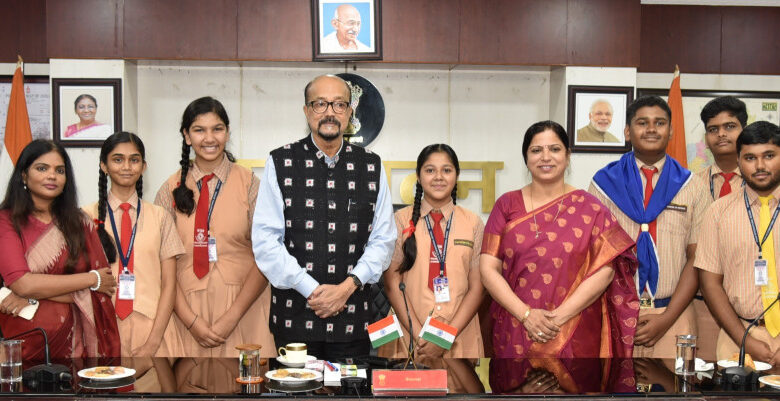 विद्यार्थियों ने राज्यपाल से ली प्रेरणा, सफलता के मंत्र पाए – राजभवन में सौजन्य मुलाकात… विद्यार्थियों ने राज्यपाल से ली प्रेरणा, सफलता के मंत्र पाए – राजभवन में सौजन्य मुलाकात…