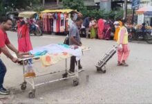 सड़क पर ऑक्सीजन लगे स्ट्रेचर से गुजरा मरीज, स्वास्थ्य मंत्री ने अधिकारियों को लगाई फटकार