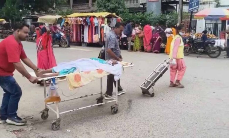 सड़क पर ऑक्सीजन लगे स्ट्रेचर से गुजरा मरीज, स्वास्थ्य मंत्री ने अधिकारियों को लगाई फटकार सड़क पर ऑक्सीजन लगे स्ट्रेचर से गुजरा मरीज, स्वास्थ्य मंत्री ने अधिकारियों को लगाई फटकार