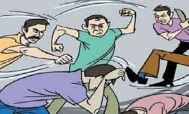 विधायक का नाती बताकर सरपंच की दबंगई! जमीन मालिक की पिटाई, हत्या की धमकी, केस दर्ज विधायक का नाती बताकर सरपंच की दबंगई! जमीन मालिक की पिटाई, हत्या की धमकी, केस दर्ज