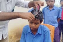 ‘सैलून वाले गुरुजी’: बच्चों को पढ़ाई के साथ मुफ्त हेयर कटिंग की अनोखी सौगात