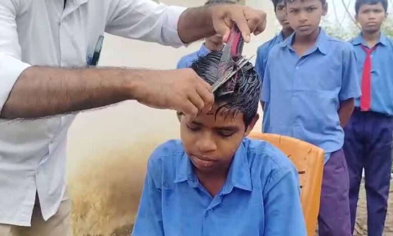 ‘सैलून वाले गुरुजी’: बच्चों को पढ़ाई के साथ मुफ्त हेयर कटिंग की अनोखी सौगात