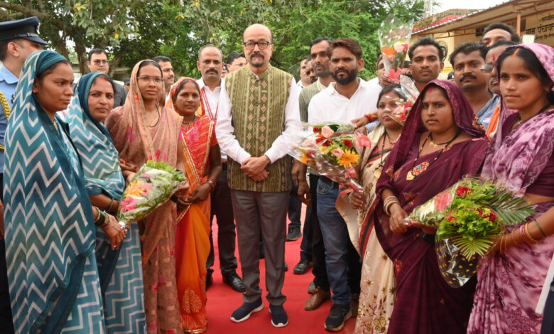 गोद ग्राम सोनपूरी में राज्यपाल का जनसंवाद, अंतिम पंक्ति तक योजनाओं के लाभ पर जोर…