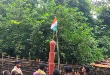 नक्सल गढ़ में लहराया तिरंगा, माओवादी स्मारक पर गूंजा आज़ादी का जश्न