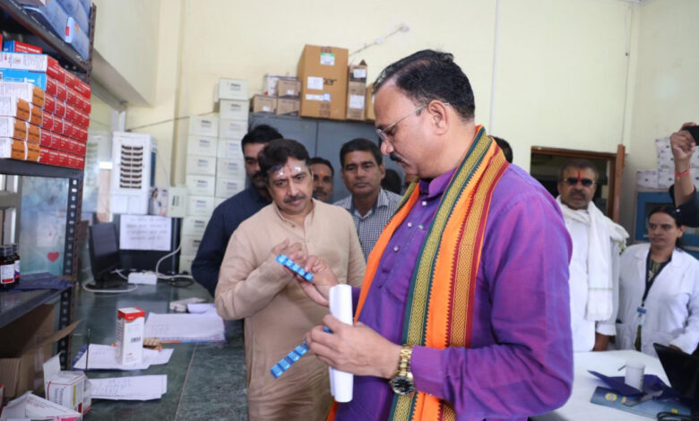 स्वास्थ्य मंत्री श्याम बिहारी जायसवाल ने प्राथमिक स्वास्थ्य केन्द्र जेवरा का किया आकस्मिक निरीक्षण…..