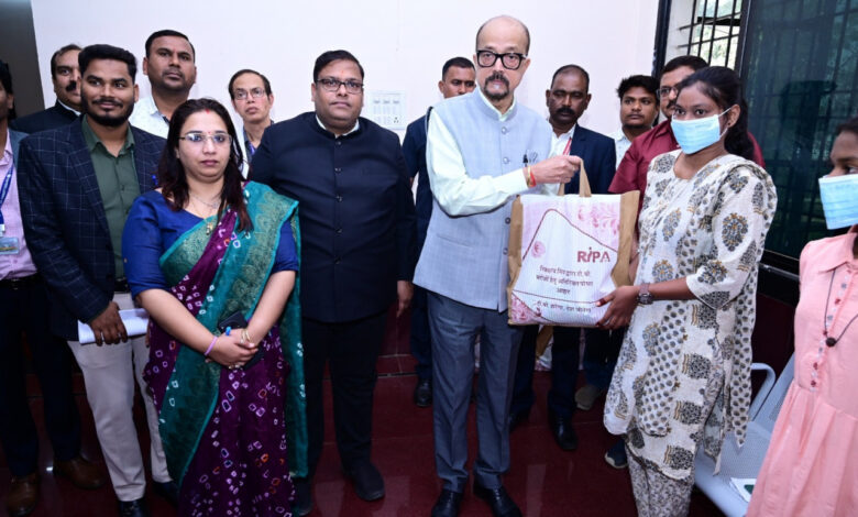 राज्यपाल रमेन डेका बने छत्तीसगढ़ के सभी 33 जिलों में टीबी मरीजों के ‘निक्षय मित्र’… राज्यपाल रमेन डेका बने छत्तीसगढ़ के सभी 33 जिलों में टीबी मरीजों के ‘निक्षय मित्र’…