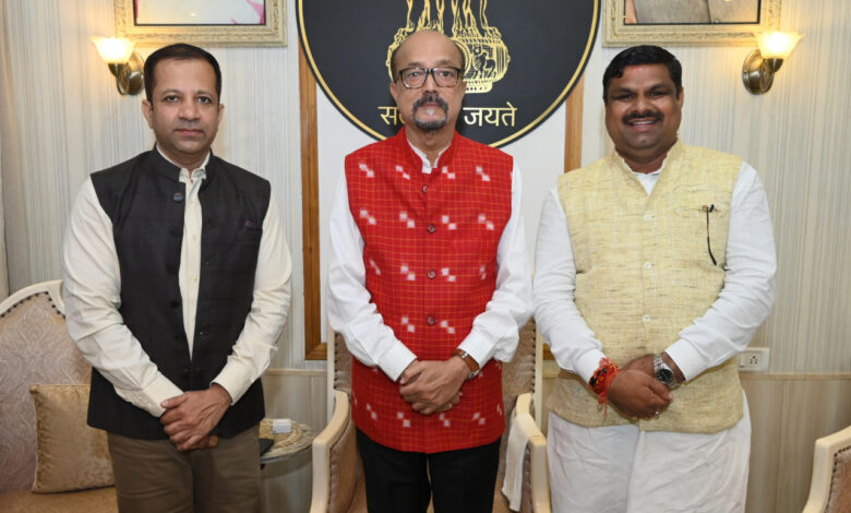 राज्यपाल रमेन डेका से शिक्षा मंत्री गजेंद्र यादव ने की सौजन्य भेंट, सचिव सिद्धार्थ कोमल परदेशी भी रहे उपस्थित….