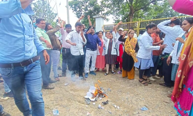 बर्खास्तगी के विरोध में NHM कर्मचारियों का हंगामा, पूरे प्रदेश में आंदोलन और सामूहिक इस्तीफे बर्खास्तगी के विरोध में NHM कर्मचारियों का हंगामा, पूरे प्रदेश में आंदोलन और सामूहिक इस्तीफे