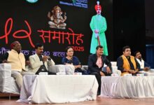 चक्रधर समारोह 2025: काव्य संध्या में गूंजा हास्य, वीर रस और व्यंग्य का संगम