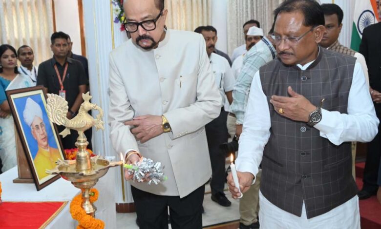 राजभवन में राज्य स्तरीय शिक्षक सम्मान समारोह आयोजित, मुख्यमंत्री साय और राज्यपाल हुए शामिल राजभवन में राज्य स्तरीय शिक्षक सम्मान समारोह आयोजित, मुख्यमंत्री साय और राज्यपाल हुए शामिल
