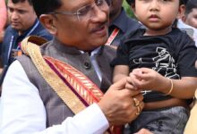 सरल और सहज मुख्यमंत्री विष्णु देव साय का दिखा अपनत्व, नन्हे इवान को गोद में लेकर किया दुलार