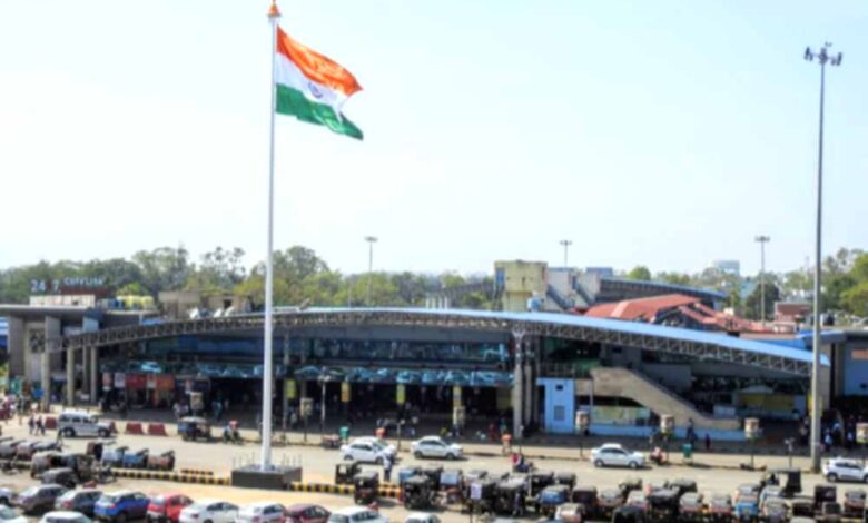 रायपुर रेलवे स्टेशन पार्किंग ठेका विवाद: अफसरों की मेहरबानी, बिना लाइसेंस फीस के चल रहा ठेका