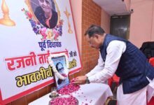 मुख्यमंत्री साय ने रायपुर की पहली महिला विधायक स्वर्गीय रजनी ताई उपासने के निवास पहुंचकर अर्पित की श्रद्धांजलि