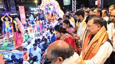 विविध पौराणिक प्रसंगों एवं आधुनिक घटनाओं पर आधारित सुसज्जित झांकियां बनी आकर्षण का केंद्र: झांकियों को देखने रायपुर में उमड़ा जनसैलाब
