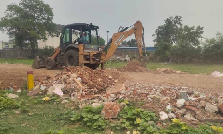 भाठागांव में अवैध प्लॉटिंग पर बड़ी कार्रवाई, जेसीबी से पांच एकड़ जमीन हुई मुक्त भाठागांव में अवैध प्लॉटिंग पर बड़ी कार्रवाई, जेसीबी से पांच एकड़ जमीन हुई मुक्त