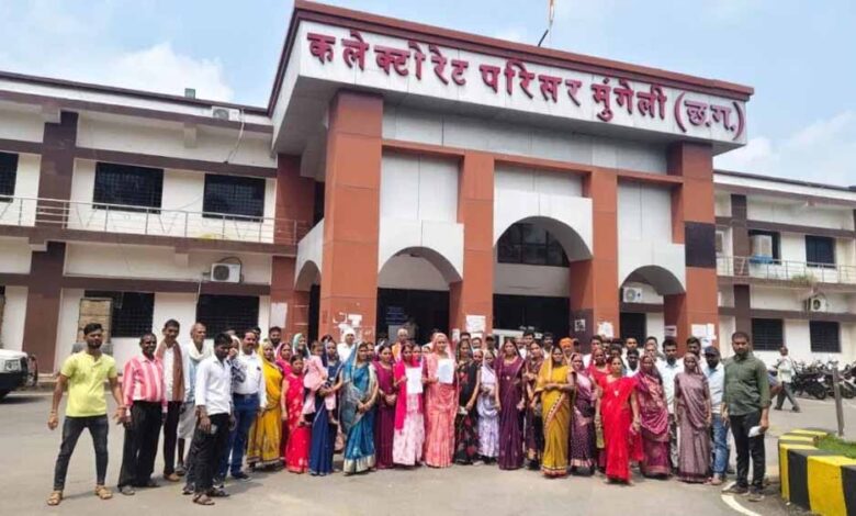 ग्रामीणों का नशे के खिलाफ मोर्चा, जनदर्शन में सौंपा ज्ञापन, अपर कलेक्टर ने दिए जांच के आदेश ग्रामीणों का नशे के खिलाफ मोर्चा, जनदर्शन में सौंपा ज्ञापन, अपर कलेक्टर ने दिए जांच के आदेश