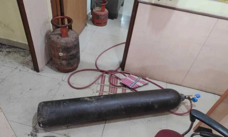 गैस कटर से बैंक लूट की कोशिश नाकाम, राहगीरों की सजगता से बची बड़ी वारदात गैस कटर से बैंक लूट की कोशिश नाकाम, राहगीरों की सजगता से बची बड़ी वारदात