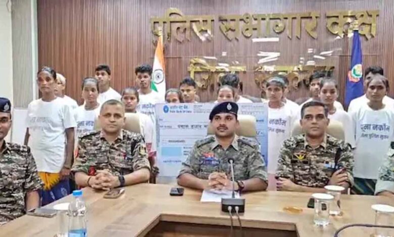 20 नक्सलियों का आत्मसमर्पण: 9 महिलाएं भी शामिल, 33 लाख का इनाम छोड़ लौटे मुख्यधारा में 20 नक्सलियों का आत्मसमर्पण: 9 महिलाएं भी शामिल, 33 लाख का इनाम छोड़ लौटे मुख्यधारा में