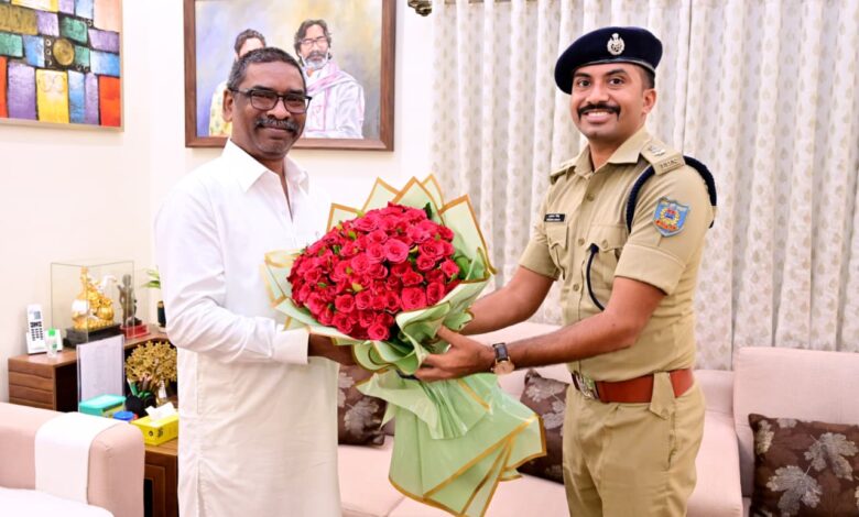 पुलिस अधिकारियों ने की मुख्यमंत्री हेमंत सोरेन से शिष्टाचार भेंट पुलिस अधिकारियों ने की मुख्यमंत्री हेमंत सोरेन से शिष्टाचार भेंट