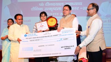 उत्तराखंड: मुख्यमंत्री ने बोर्ड परीक्षा के मेधावियों को किया पुरस्कृत, कहा-एक-एक नकल माफिया को करेंगे गिरफ्तार