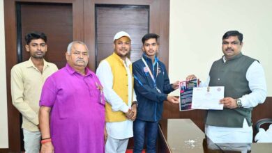 रायपुर : शिक्षा मंत्री श्री गजेन्द्र यादव से श्री ओमप्रकाश सेन ने की सौजन्य भेंट