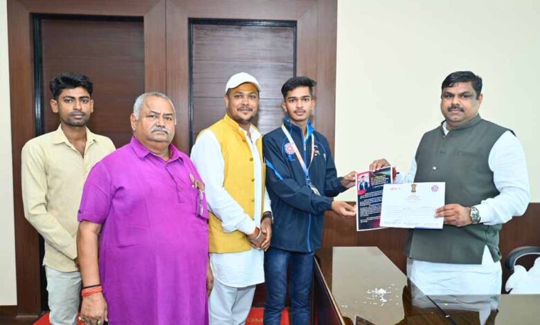 रायपुर : शिक्षा मंत्री श्री गजेन्द्र यादव से श्री ओमप्रकाश सेन ने की सौजन्य भेंट रायपुर : शिक्षा मंत्री श्री गजेन्द्र यादव से श्री ओमप्रकाश सेन ने की सौजन्य भेंट