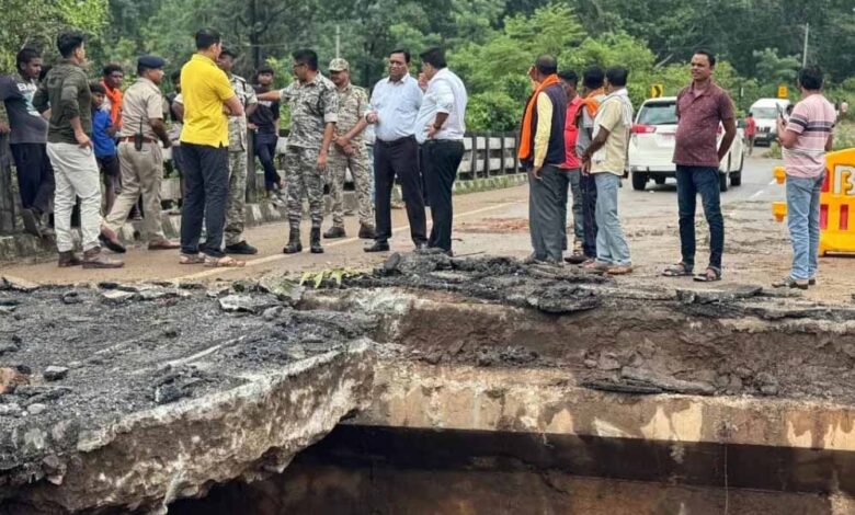 दंतेवाड़ा : बारसूर के क्षतिग्रस्त गणेष बहार पुल का मरम्मती कार्य हुआ पूर्ण दंतेवाड़ा : बारसूर के क्षतिग्रस्त गणेष बहार पुल का मरम्मती कार्य हुआ पूर्ण