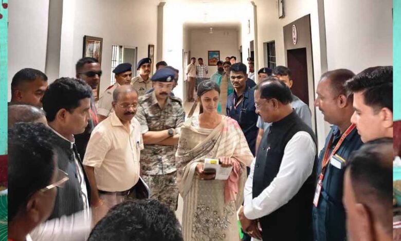 रायपुर : बाढ़ में बही पुस्तकें, टेबलेट भी हुआ खराब, पर नहीं रुकेगी पूनम की प्रतियोगी परीक्षा की तैयारी रायपुर : बाढ़ में बही पुस्तकें, टेबलेट भी हुआ खराब, पर नहीं रुकेगी पूनम की प्रतियोगी परीक्षा की तैयारी