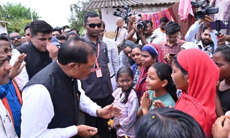 बाढ़ प्रभावितों का हाल जानने उनके बीच पहुँचे मुख्यमंत्री साय: अधिकारियों को राहत एवं पुनर्वास कार्यों में तेजी लाने के निर्देश बाढ़ प्रभावितों का हाल जानने उनके बीच पहुँचे मुख्यमंत्री साय: अधिकारियों को राहत एवं पुनर्वास कार्यों में तेजी लाने के निर्देश