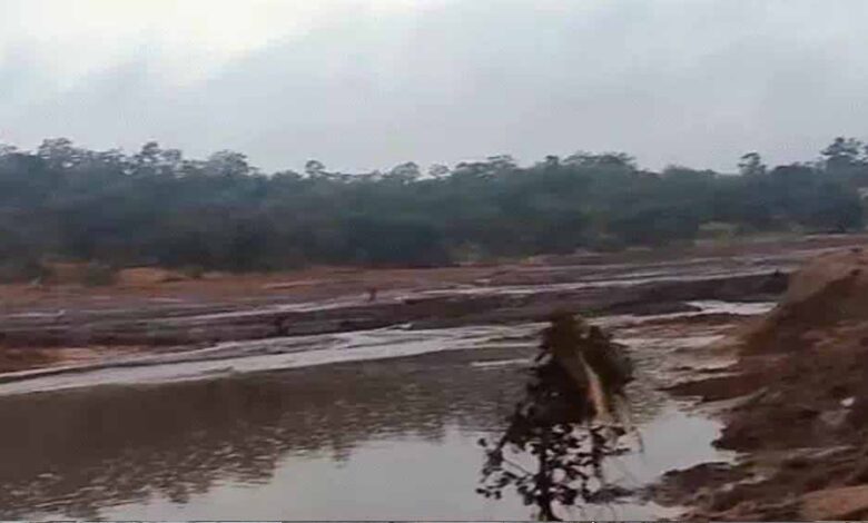 छत्तीसगढ़ में डैम फटा, 8 बह गए, 4 की मौत, गांवों में बाढ़ का कहर छत्तीसगढ़ में डैम फटा, 8 बह गए, 4 की मौत, गांवों में बाढ़ का कहर