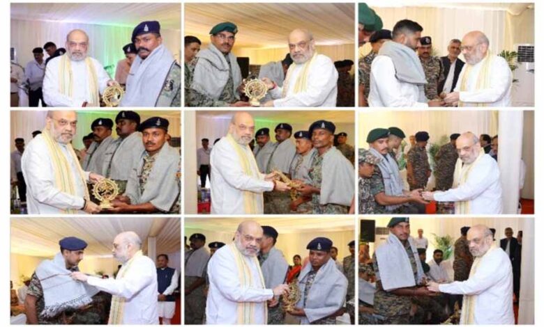 मंत्री अमित शाह ने कर्रेगुट्टालु पहाड़ी पर ‘ऑपरेशन ब्लैक फॉरेस्ट’ को सफलतापूर्वक अंजाम देने वाले सीआरपीएफ, छत्तीसगढ़ पुलिस, डीआरजीऔर कोबरा के जवानों से भेंट की और उन्हें सम्मानित किया मंत्री अमित शाह ने कर्रेगुट्टालु पहाड़ी पर ‘ऑपरेशन ब्लैक फॉरेस्ट’ को सफलतापूर्वक अंजाम देने वाले सीआरपीएफ, छत्तीसगढ़ पुलिस, डीआरजीऔर कोबरा के जवानों से भेंट की और उन्हें सम्मानित किया
