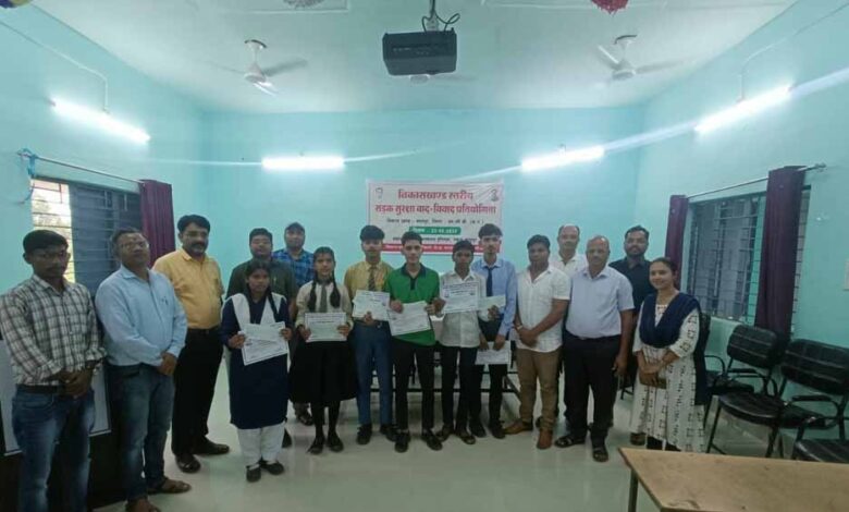 भरतपुर में सड़क सुरक्षा विषयक वाद-विवाद प्रतियोगिता सम्पन्न, विजेताओं को चेक और प्रशस्ति पत्र देकर किया गया सम्मान भरतपुर में सड़क सुरक्षा विषयक वाद-विवाद प्रतियोगिता सम्पन्न, विजेताओं को चेक और प्रशस्ति पत्र देकर किया गया सम्मान
