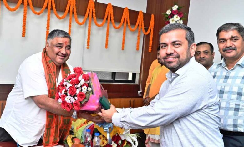 रायपुर : पर्यटन एवं संस्कृति मंत्री राजेश अग्रवाल ने मंत्रालय में कामकाज संभाला रायपुर : पर्यटन एवं संस्कृति मंत्री राजेश अग्रवाल ने मंत्रालय में कामकाज संभाला