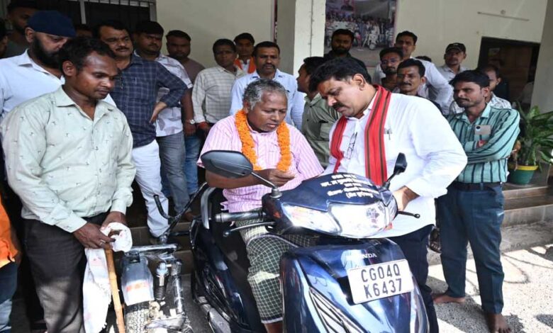 रायपुर : उप मुख्यमंत्री विजय शर्मा ने दिव्यांग युवक को दिया आगे बढ़ने का सहारा, अमर मरकाम को तत्काल मिली स्कूटी रायपुर : उप मुख्यमंत्री विजय शर्मा ने दिव्यांग युवक को दिया आगे बढ़ने का सहारा, अमर मरकाम को तत्काल मिली स्कूटी