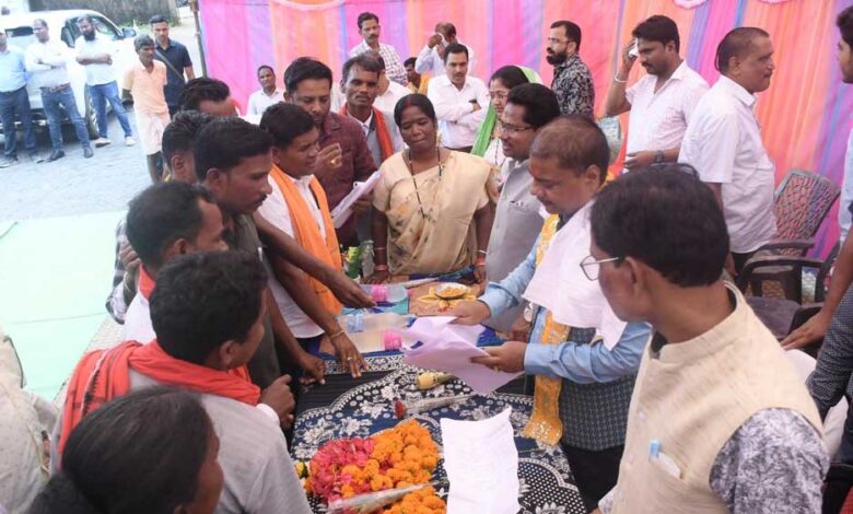 रायपुर : वन मंत्री कश्यप ने नारायणपुर विधानसभा क्षेत्र में 91 लाख रुपये के विकास कार्यों का किया भूमिपूजन एवं लोकार्पण रायपुर : वन मंत्री कश्यप ने नारायणपुर विधानसभा क्षेत्र में 91 लाख रुपये के विकास कार्यों का किया भूमिपूजन एवं लोकार्पण